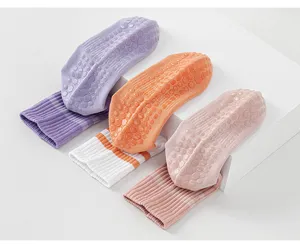 Gedetailleerd overzicht van antislip yogasokken met Noppen van katoen voor sport.