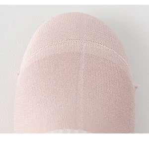 Close-up detail van de roze gebreide yogasok teen met fijne textuur en nette stiksels.