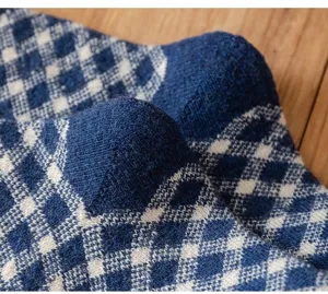Nahaufnahme der verdickten Woll Kaschmir Socken mit gemütlichem blau weißen Rautenmuster.