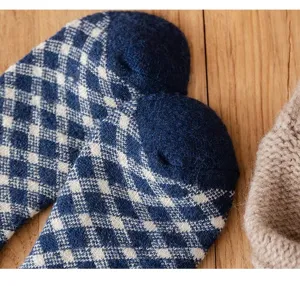 Nahaufnahme von dicken warmen Winter Karo Wollsocken mit gemütlicher Stricktextur.