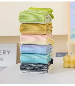 Damen gerippte bunte Mittelsocke Freizeit Sport Socken Stapel Detailansicht aus weicher Baumwolle.