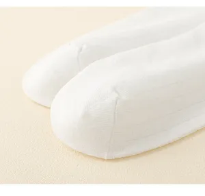 Detailaufnahme weiße Rippsocken nah mit weicher Baumwollstruktur und sauberer Naht.