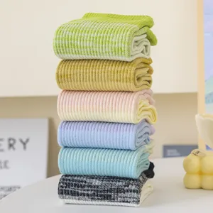 Bunte gerippte Baumwoll-Mittelstrümpfe für Damen, bequeme Farbverlauf Sport-lange Socken.