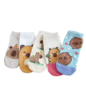 Simpatiche calze fantasmino in cotone con capibara per donna, morbide e traspiranti.