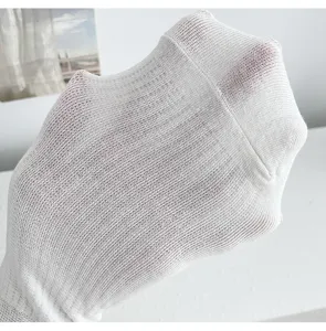 Primer plano detallado de calcetines cortos blancos de verano transpirables con malla.