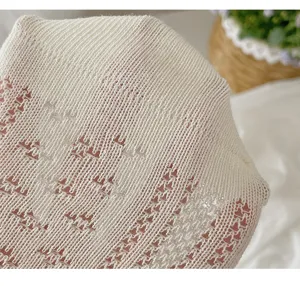 Weiße Spitzen Strick Socken mit feinen Lochmustern, süße JK Stil Sommer Strumpfwaren Detail.