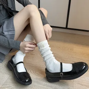 Élégantes chaussettes slouch blanches pour femmes avec étiquette pour le quotidien.