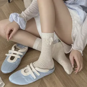 Japanischer süßer Damen-Mittelsocken mit Spitzen Schleife, kombiniert mit süßen Ballettschuhen.