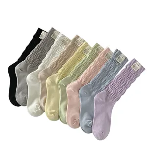 Chaussettes empilées multicolores pour femmes, chaussettes mi-hautes décontractées avec étiquette.