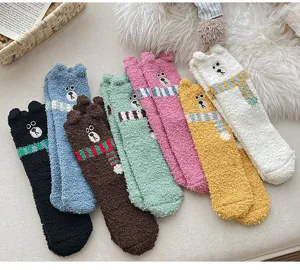 Calcetines mullidos y cálidos de felpa de coral con bordado de oso para mujer invierno.