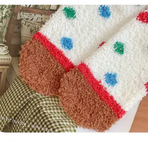 Pluizige dikke koraalvleece slaapsokken met schattige stippen voor gezellig thuis dragen.