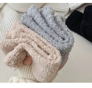 Chauffe-genoux épais en polaire corail confortable pour femmes, jambières douces et duveteuses.