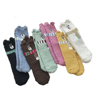 Calcetines de suelo de invierno cálidos bordados de oso lindo de felpa coral gruesa