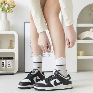 Calcetines de tubo medio de malla transpirable para mujer con volantes primavera verano rayas