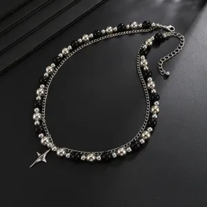 Collier double punk avec perles noires et pendentif étoile pour style streetwear homme.