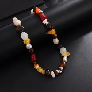 Vue détaillée du collier de perles en pierre naturelle colorée, bijoux rétro style pour hommes.