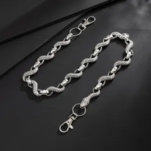 Detailaufnahme einer stilvollen Metall Schlangen Hosenkette mit Doppelringen und Karabinern.