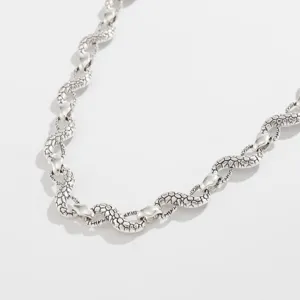Detailaufnahme einer Hip-Hop-Schlangenkette aus Metall, ideal für trendigen Streetstyle.
