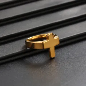 Gros plan détaillé d'un anneau de croix doré avec une surface polie lisse et élégante.