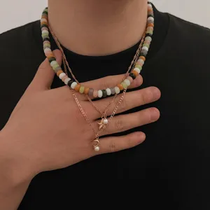 Primo piano della collana da uomo a strati con perline colorate e ciondoli di perle spiaggia.