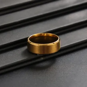 Vue détaillée de la bague en métal doré brossé mettant en valeur ses superbes finitions.