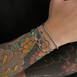 Detailopname van roestvrijstalen herenarmbanden set in minimalistische stijl getoond.
