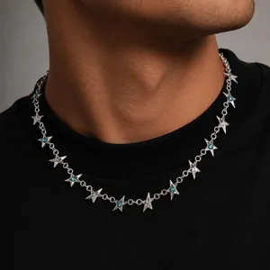 Heren zilveren ster schakelketting met blauwe stenen, trendy hiphop sieraden detail.