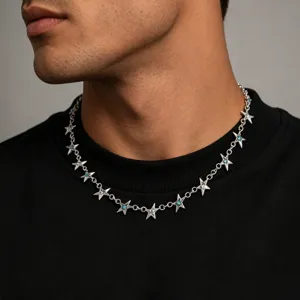 Heren hip-hop zilveren sterhanger halsketting met blauwe steendetails close-up weergave