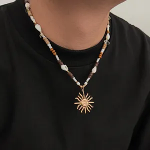 Collana di perle di conchiglia bohémien da uomo con ciondolo sole dorato estivo.