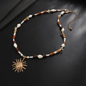 Collana di perline con ciondolo sole in stile bohémien con conchiglie e perline di legno.