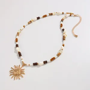 Collana di perline in guscio di cocco da uomo con ciondolo sole per le vacanze estive.