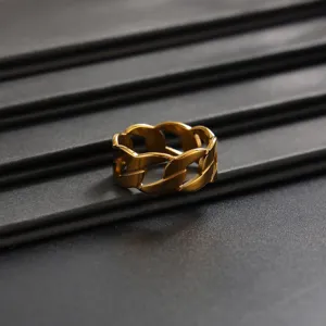 Vue détaillée de la bague chaîne dorée pour hommes, avec un superbe design géométrique rétro.