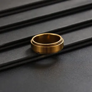Vue de détail en gros plan de la bague tournante dorée brossée montrant la belle texture.