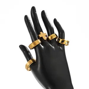 Détail du set de bagues dorées avec styles multiples comme croix et anneaux pour hommes.