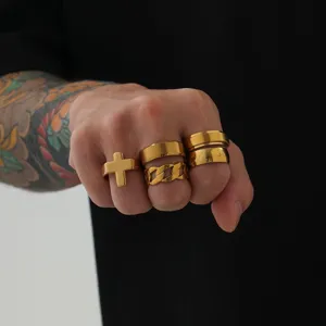 Ensemble de bagues géométriques vintage dorées pour hommes avec croix et chaîne stylées.