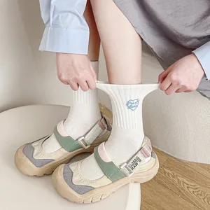 Dames katoenen sokken met hartjesborduurwerk en modieuze dikke plateauzool schoenen.