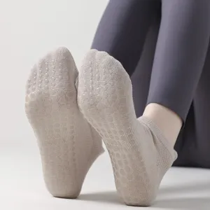 Non-slip yoga socks for women, breathable pilates fitness socks with grip dots