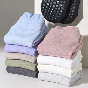 Women's non-slip yoga socks for pilates and fitness, breathable anti-odor sports socks with grips.