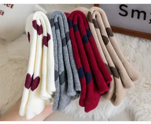 Chaussettes thermiques d'hiver épaisses avec motifs de cœurs, chaussettes éponge douillettes.