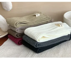 Gedetailleerd overzicht van gezellige geribbelde katoenen sokken met label, zachte casual sokken.