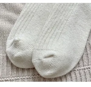 Nahaufnahme der dicken Strick-Wollsocken für Herren mit gemütlicher Struktur und Winterdesign.
