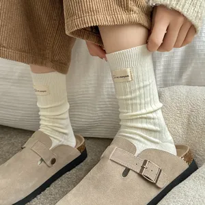 Dames Koreaanse Stijl Casual Katoen Crew Socken Effen Kleur Verticale Strepen Leuke Stoffen Label