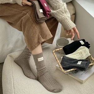 Koreaanse stijl geribbelde katoenen middelhoge sokken met stoffen label voor dames dagelijks