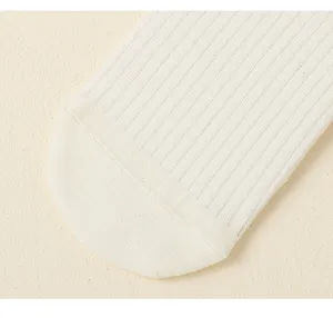 Primer plano del detalle de la puntera del calcetin de algodon blanco con malla.