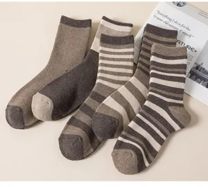 Detailansicht dicker gestreifter Damensocken in warmen Brauntönen, kuschelige Thermosocken.