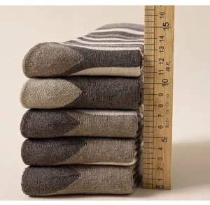 Gemütliche gestreifte Thermosocken mit Frottee, dicke warme Wintersocken im Detail.