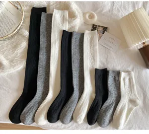 Strick-Kniestrümpfe und Mittelsocken im Detail, mit klassischen einfarbigen Designs.