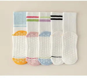 Detailansicht von rutschfesten Yoga Socken mit Silikon Blumenmuster und gestreiftem Schaft.