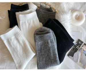 Gemütliche Kaschmir-Kniestrümpfe für Damen, warme Winter Zopfmuster Strickstiefelsocken.