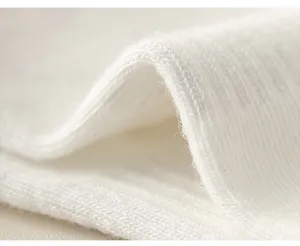 Weisse Yoga Socken Stoff Detail, weiche atmungsaktive Stricktextur, Premium Sportsocken Nahaufnahme.